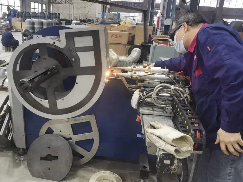 Double gun profiling welding of centrifugal fan