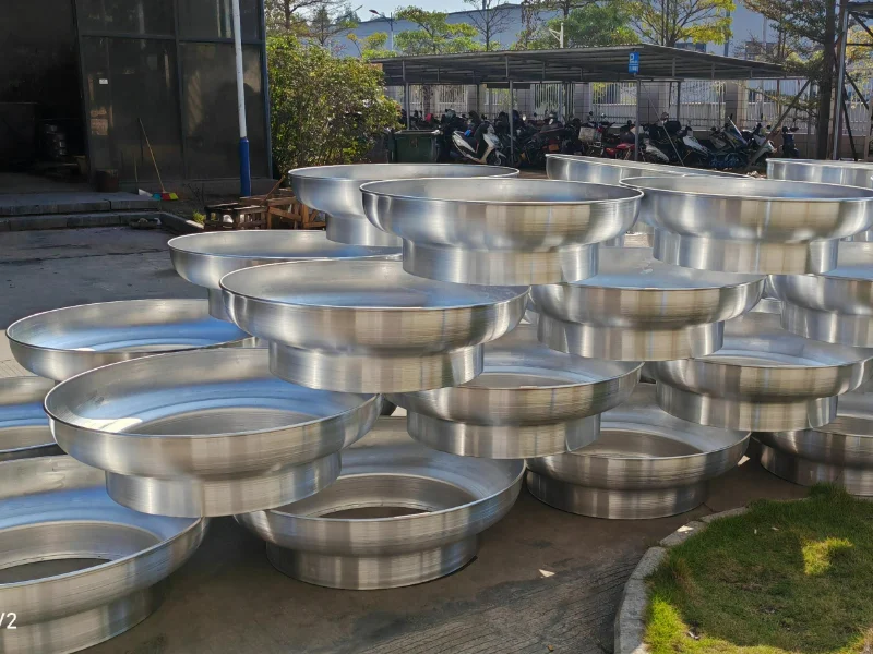 Roof fan upper air outlet housing